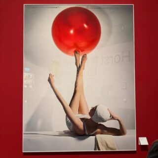 The Geometry of Grace @lestanzedellafotografia All Fine Art Giclée prints produced by @officina_fotografica on behalf of the Horst P. Horst Estate.A celebration of form, elegance, and timeless beauty.